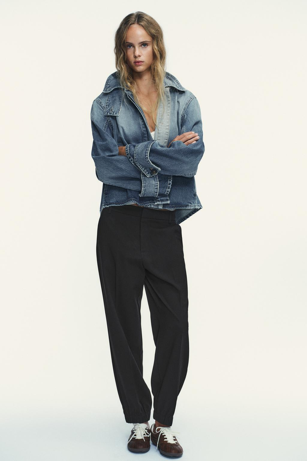 ZARA ДЖИНСОВАЯ КУРТКА TRF С ВЫСОКИМ ВОРОТНИКОМ, СИНИЙ