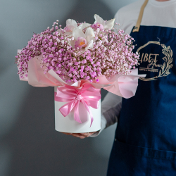 Гипсофила с орхидеей в шляпной коробке