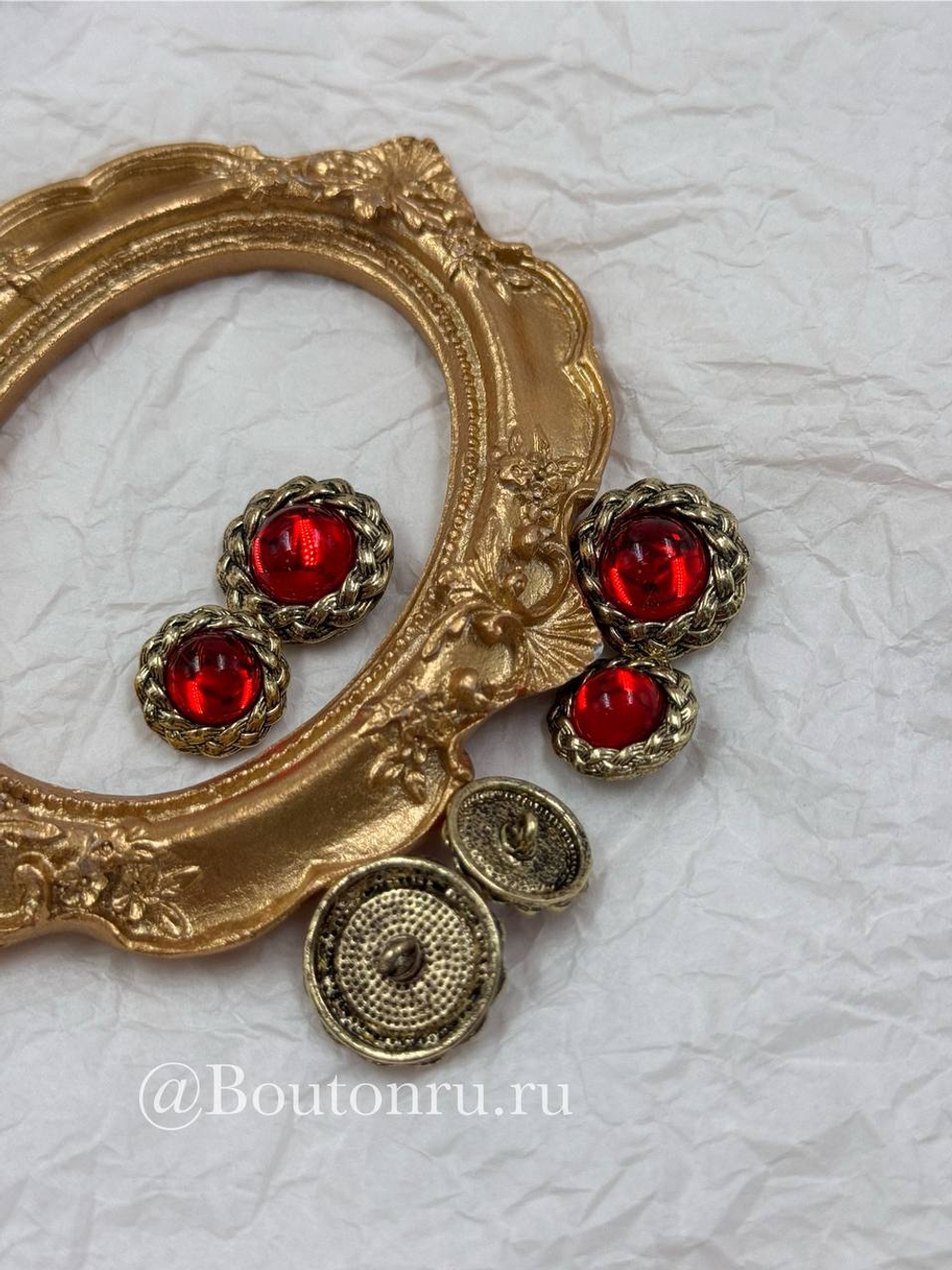 Пуговицы состаренное золото с красным камнем
