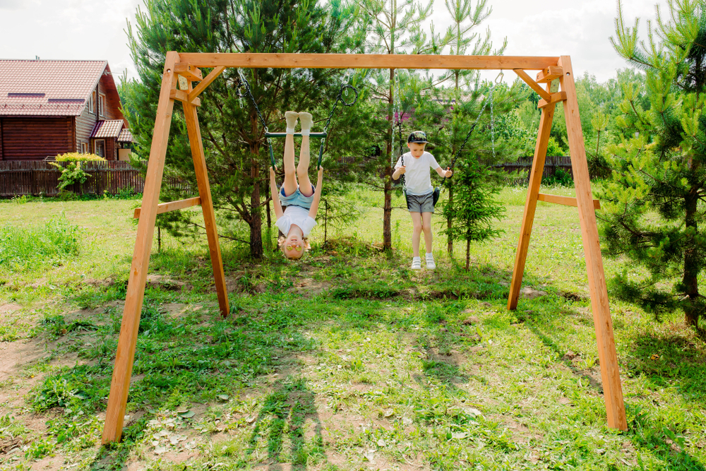 Деревянные качели с трапецией и гибкими качелями