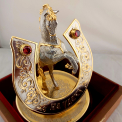 Конь с подковой "На удачу"  (Златоуст) с фианитами
