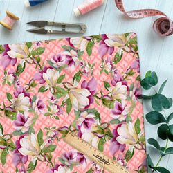 Ткань сатин розовые и белые фиалки на розовом фоне с узором
