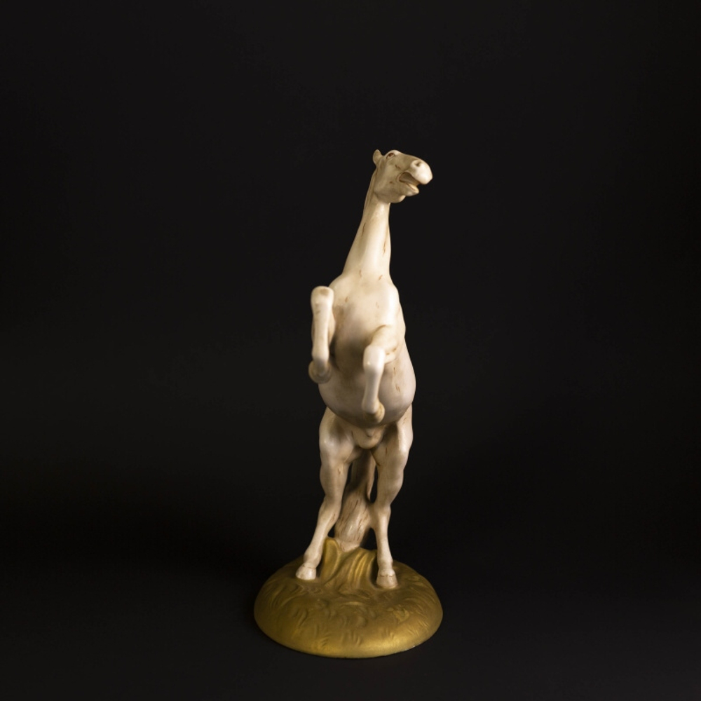 Фарфоровая фигура «Белый конь»