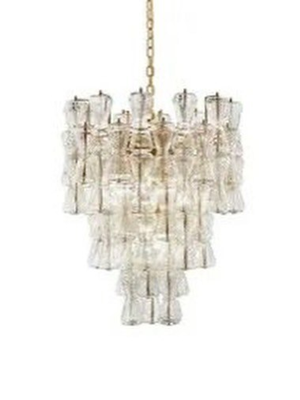 Дизайнерская люстра из стекла — изящная форма и мягкое рассеянное освещение.