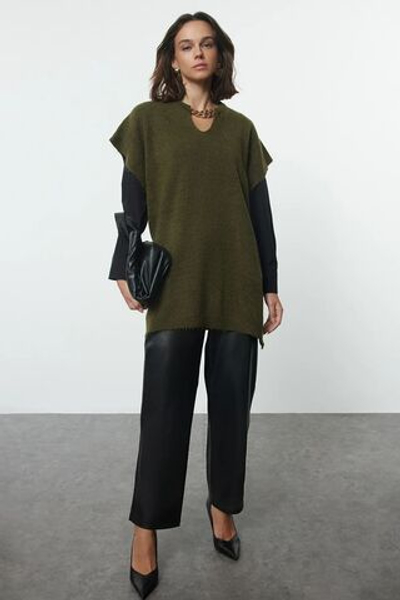 Аксессуар с цепочкой цвета хаки, свитер из трикотажа с деталями TCTAW25UV00013