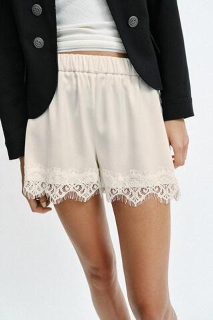 ZARA АТЛАСНЫЕ ШОРТЫ С КРУЖЕВОМ, ЭКРЮ
