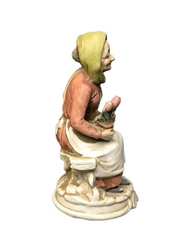 Фарфоровая статуэтка "Сидящая женщина с цветами" Италия