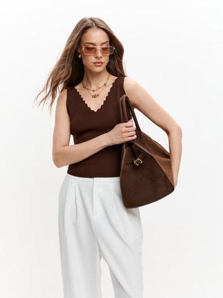 Топ с фигурным вырезом