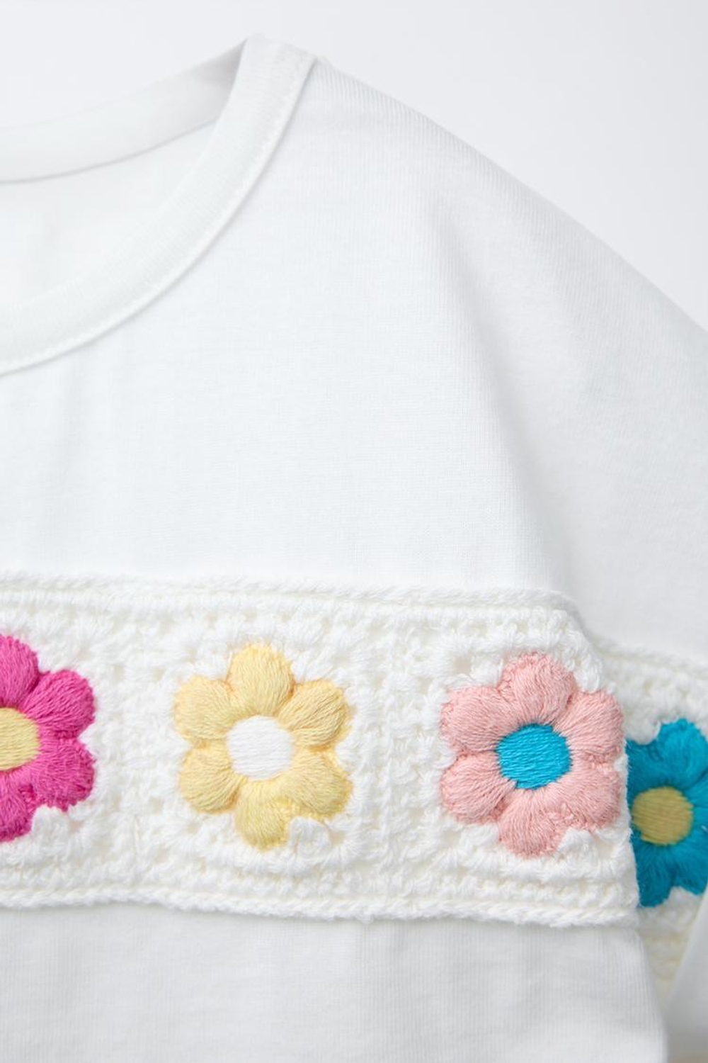 ZARA ТРИКОТАЖНАЯ ФУТБОЛКА ИЗ КРУЖЕВА КРОШЕ С ЦВЕТОЧНЫМ ПРИНТОМ, БЕЛЫЙ