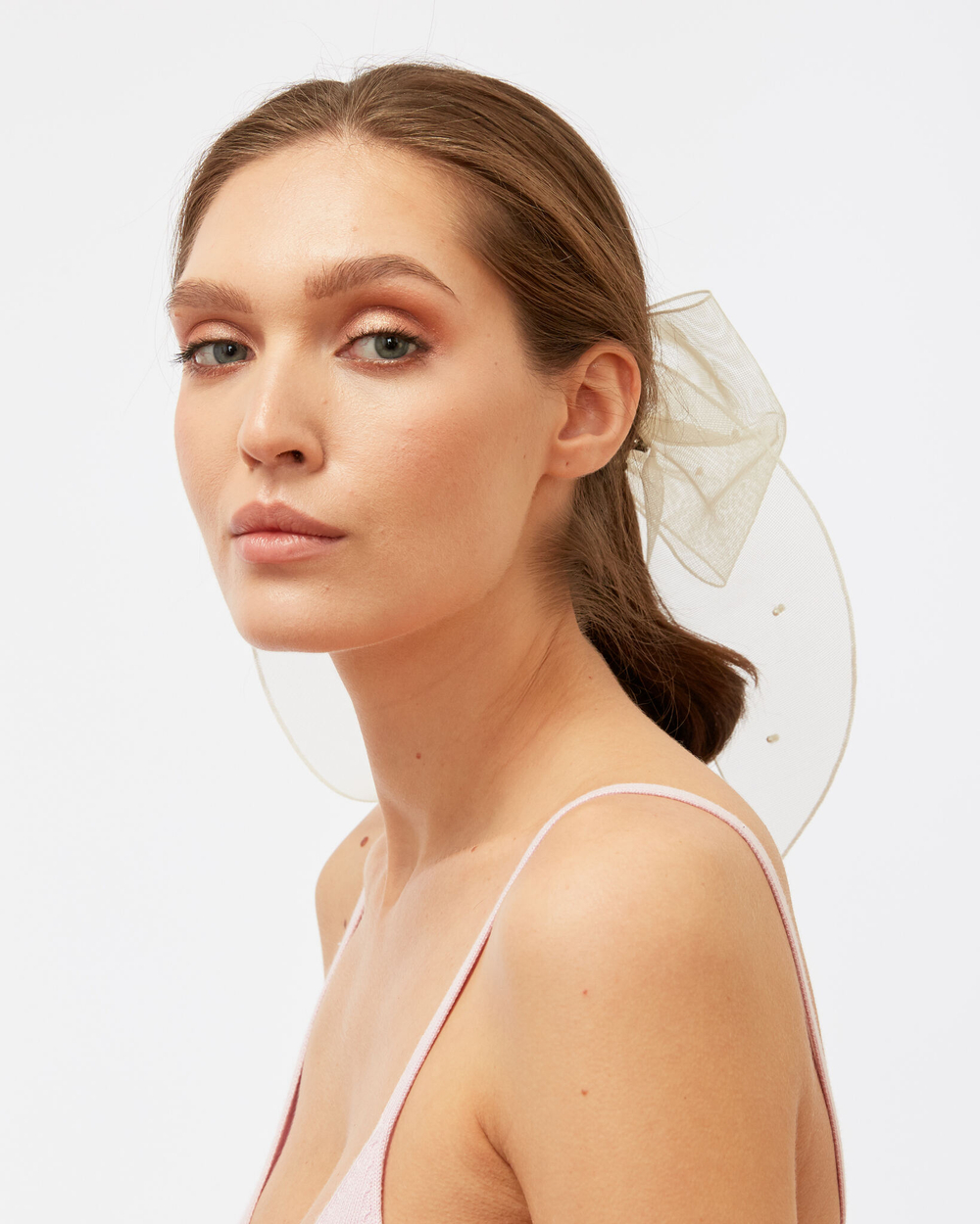 Бант из бежевой сетки расшитый жемчугом М