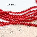 Коралл тонированный граненый бусины, диаметр около 2,5 мм, цена за отрезок 19 см (1/2 нити)