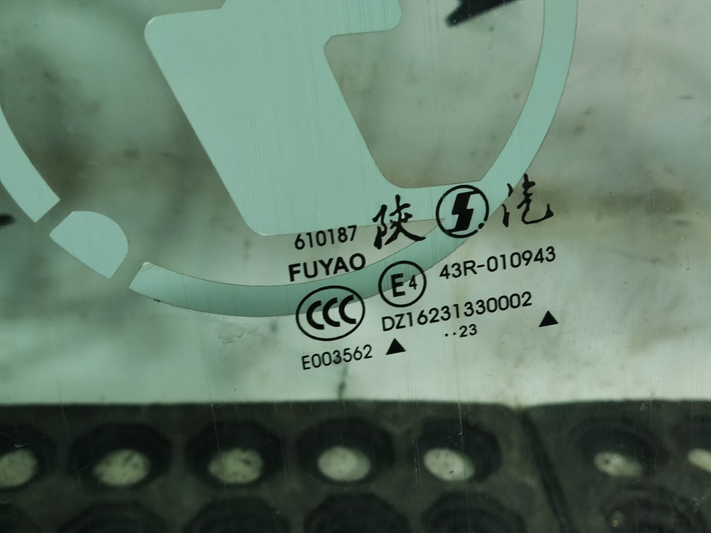 Стекло двери правой 2023г