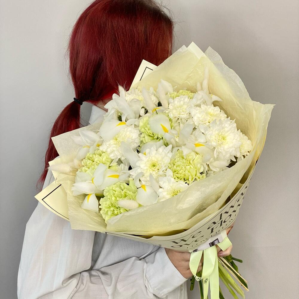 «Лунная гармония» Букет из белых ирисов и хризантемы сантини
