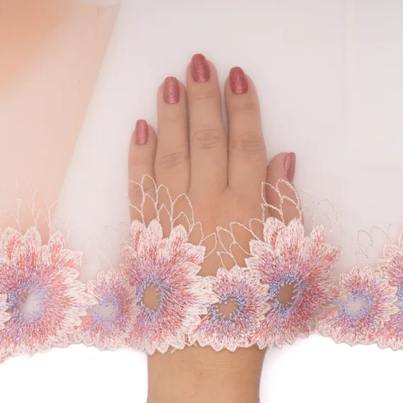 Вышивка на сетке персик/цветы (левая) 18 см