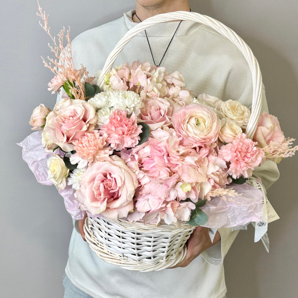 «Органза» корзина с французскими розами, гортензией, диантусами