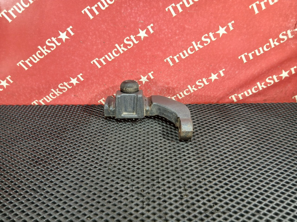 Кронштейн переднего амортизатора