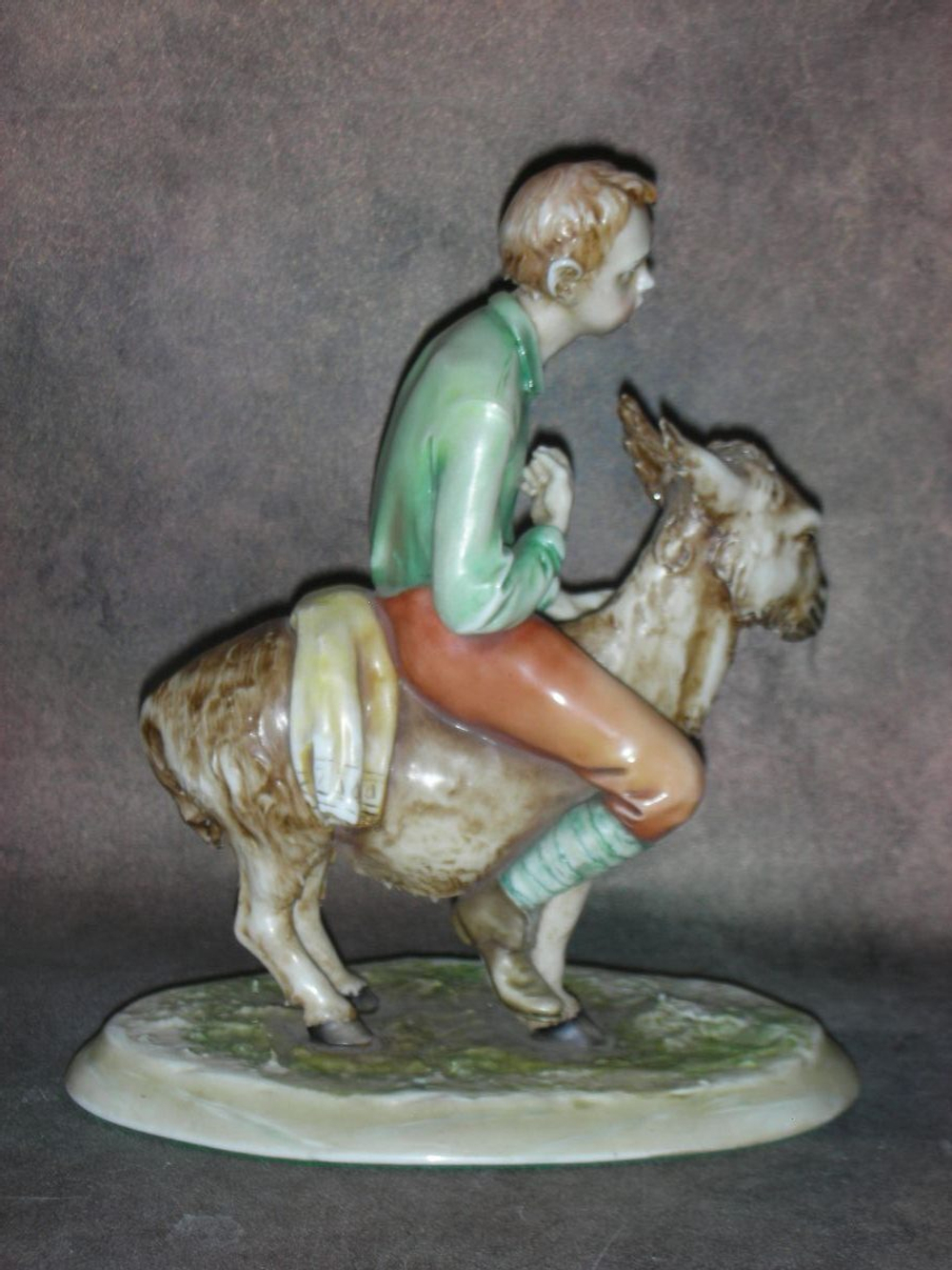 Статуэтка. Фарфор. Мальчик на ослике. Capodimonte. Италия
