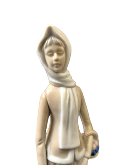 Фарфоровая статуэтка "Девушка с собакой"