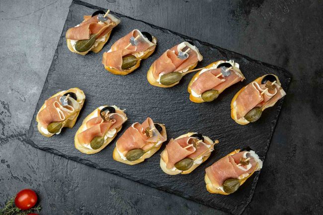 Брускетта с пармской ветчиной, 10 шт.