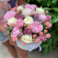 Пионы и розы в коробке "И целого мира мало"