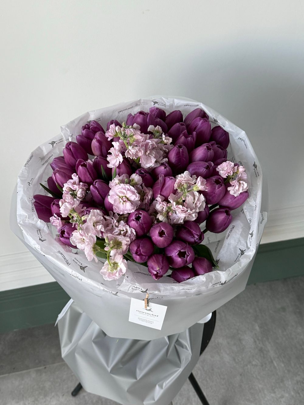 Букет из 51 фиолетовых тюльпанов и розовой маттиолы - L