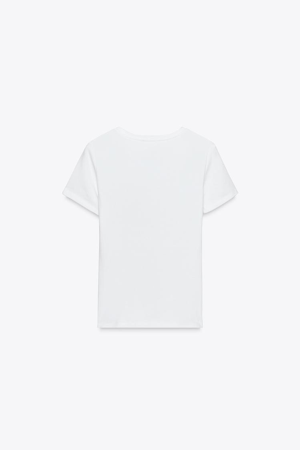 ZARA ФУТБОЛКА С КАРМАНОМ И ЦВЕТКОМ, БЕЛЫЙ