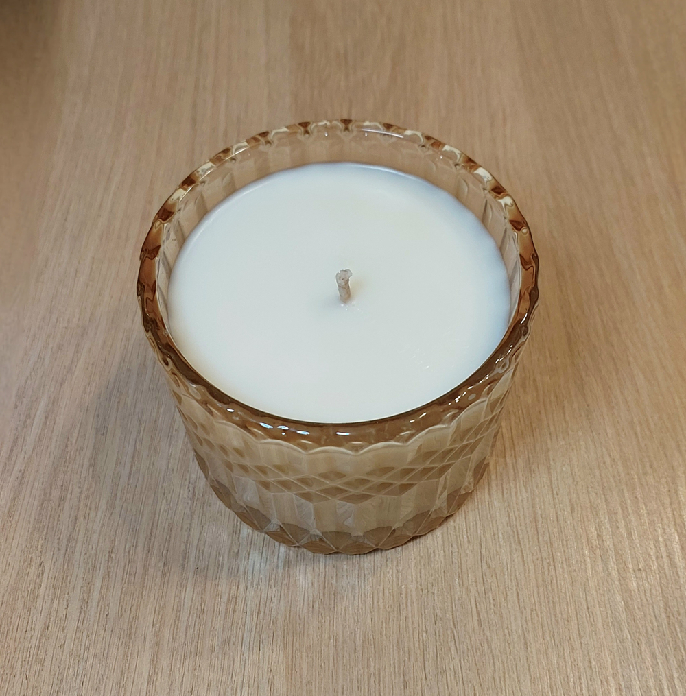 Свеча в вазочке с ароматом "Кожа и гранат"