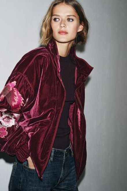 ZARA СТЕГАНАЯ БАРХАТНАЯ КУРТКА С ВЫШИВКОЙ, СЛИВОВЫЙ