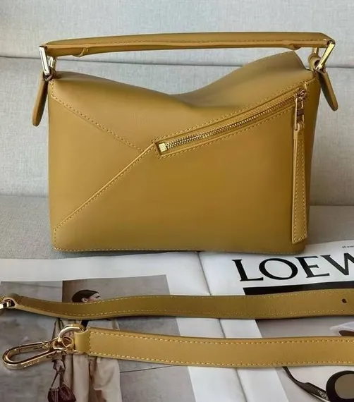Сумка Loewe Puzzle Edge bag in classic calfskin