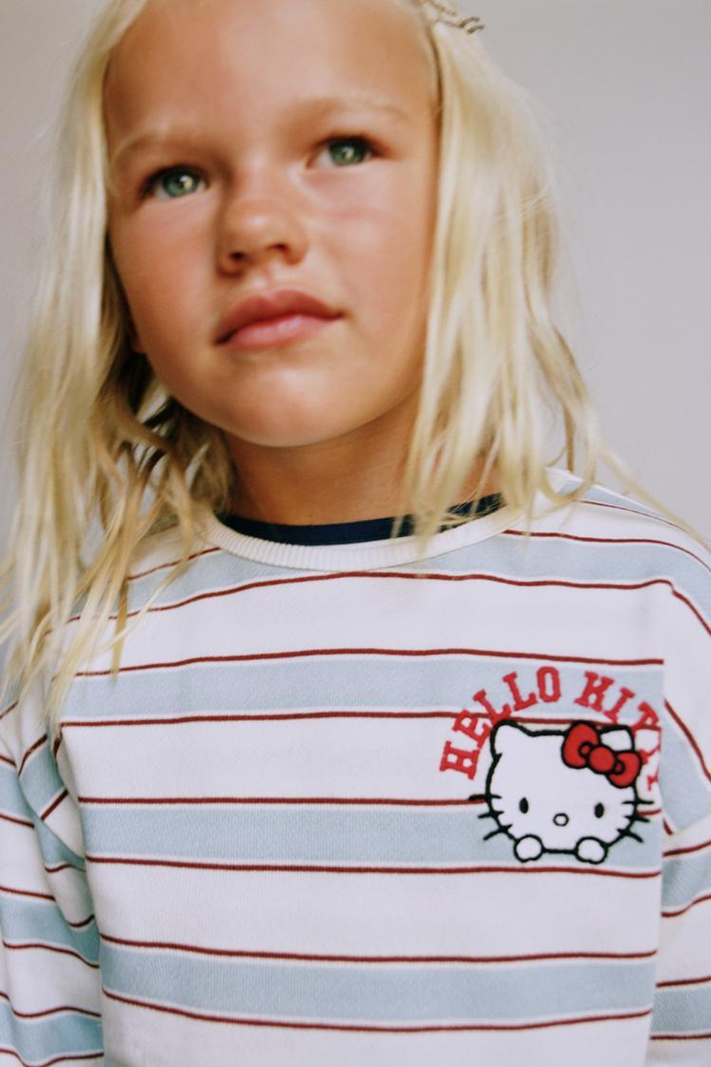 ZARA ФУТБОЛКА ИЗ ФЛИСА В ПОЛОСКУ HELLO KITTY © SANRIO, ГРАНАТОВЫЙ