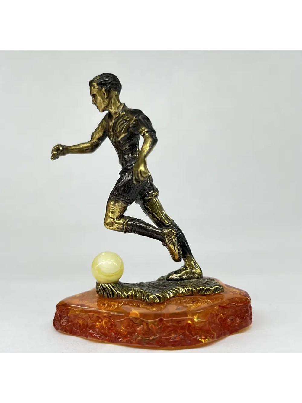 Бронзовая статуэтка на янтаре