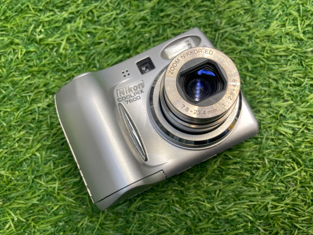 Nikon Coolpix 7600