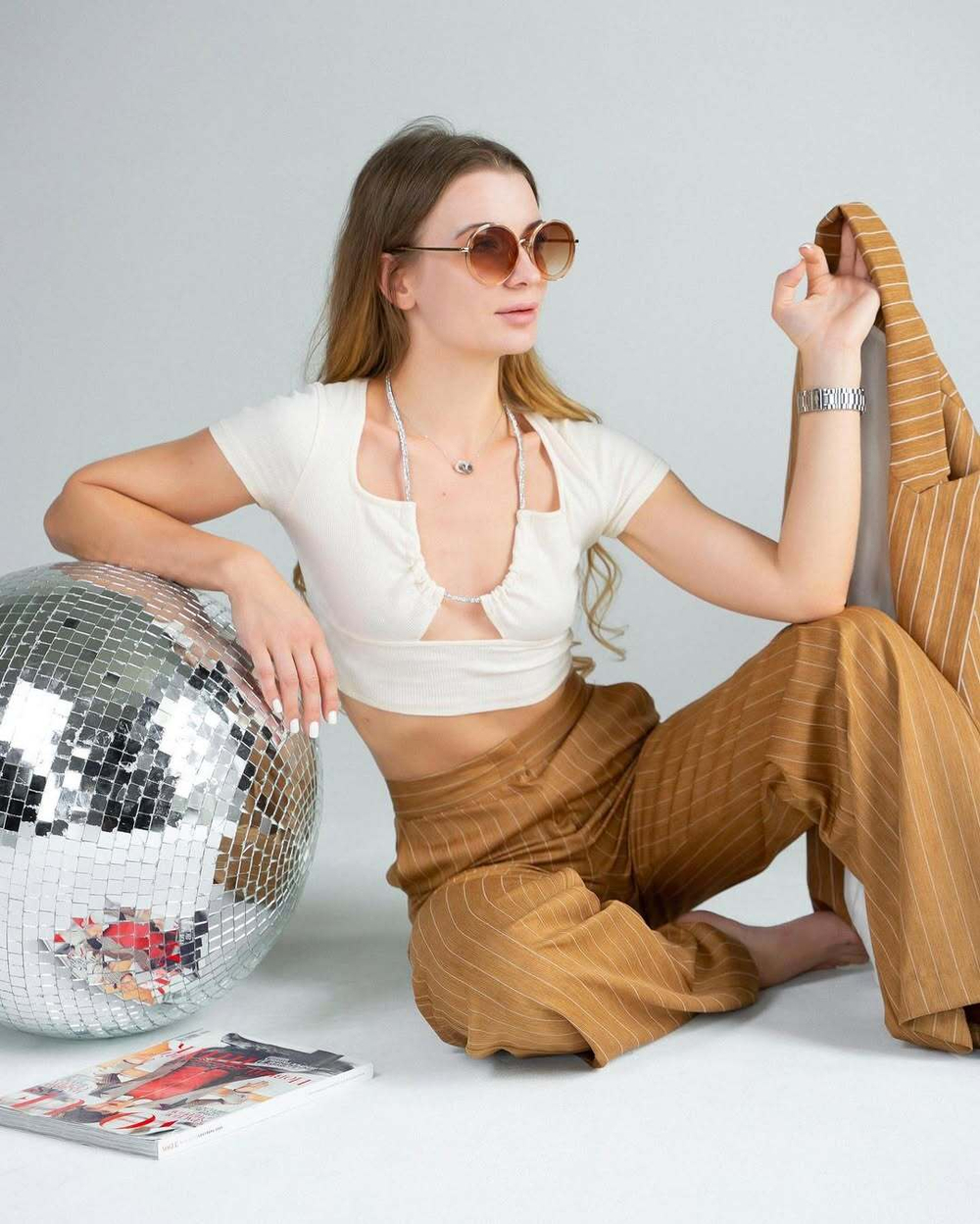 топ с декоративной цепочкой