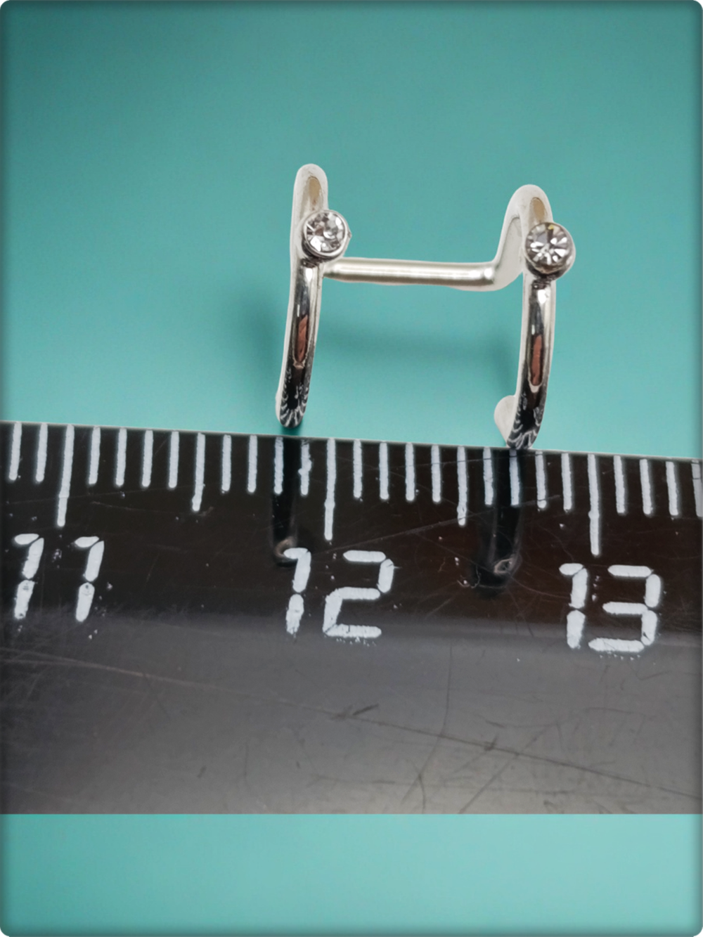 Клипса двойная с кристаллами для имитации пирсинга уха без прокола.