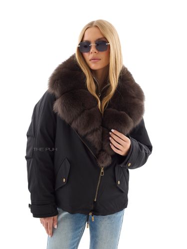 Короткая пуховая парка черного цвета