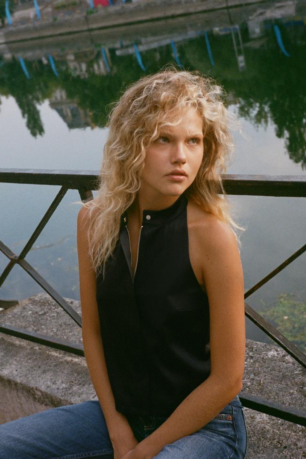 ZARA АТЛАСНЫЙ ЖИЛЕТ, ЧЕРНЫЙ