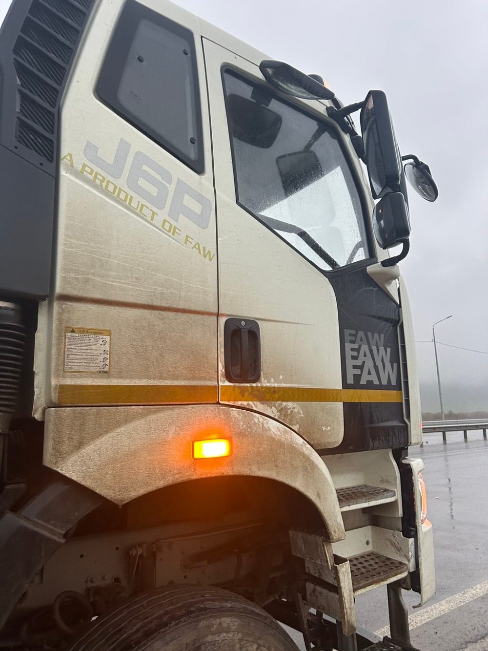 FAW J6 6x4 Бортовой с КМУ 352127 (Дизельный, 11.1 л, 390 л.с. МТ)