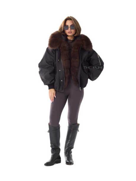 Черная пуховая парка с капюшоном и меховой оторочкой