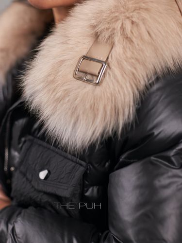 Черный женский пуховик с меховым воротником бежевого цвета