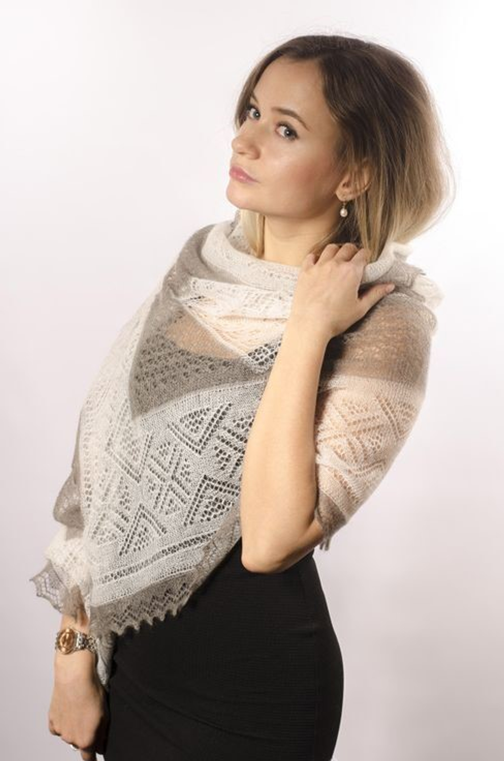 Оренбургский пуховый палантин АИ16070-03/02 серый/экрю