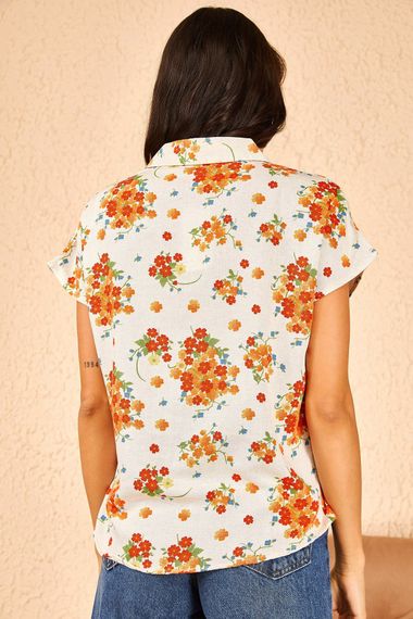 Qadın üçün qısa qollu, narıncı güllü köynək 10801027