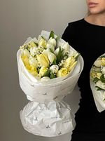 Букет из 21 белых, лимонных тюльпанов и ромашек