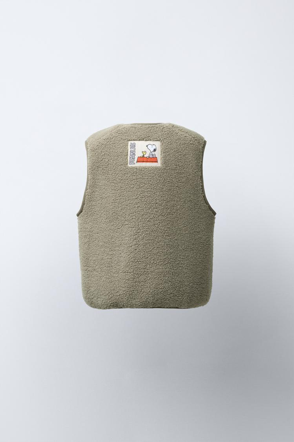 ZARA ЖИЛЕТ ИЗ ИСКУССТВЕННОЙ ОВЧИНЫ SNOOPY PEANUTS™, СВЕТЛО-БЕЖЕВЫЙ