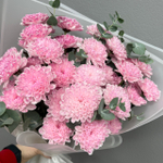 Букет из розовых кустовых хризантем и эвкалипта