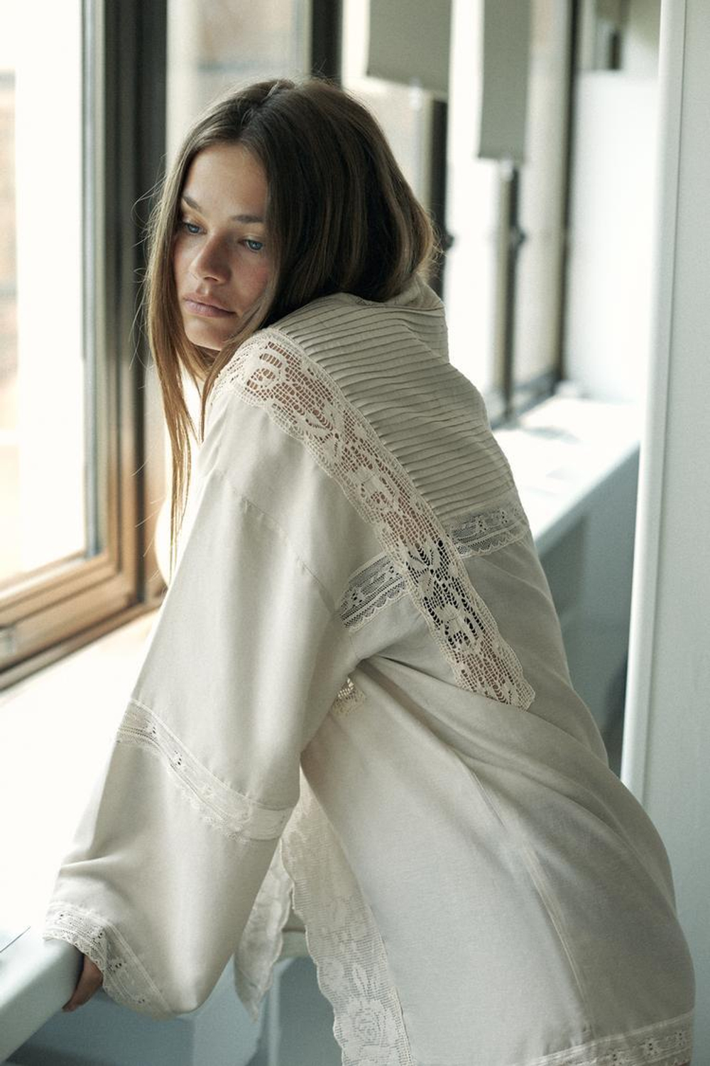 ZARA ХАЛАТ СО СКЛАДКАМИ И КРУЖЕВОМ LIMITED EDITION, ЖЕЛТОВАТО-БЕЛЫЙ