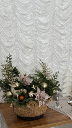 Новогодняя композиция из хвои с золотым декором