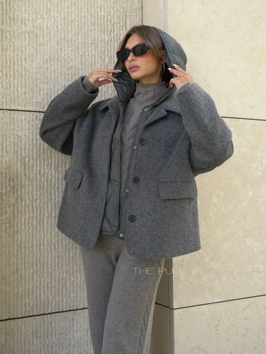 Темно-серое пальто-пиджак с утепленным жилетом