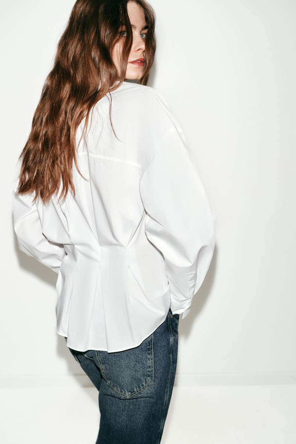 ZARA РУБАШКА ИЗ ПОПЛИНА С ЗАЩИПАМИ НА СПИНКЕ, БЕЛЫЙ