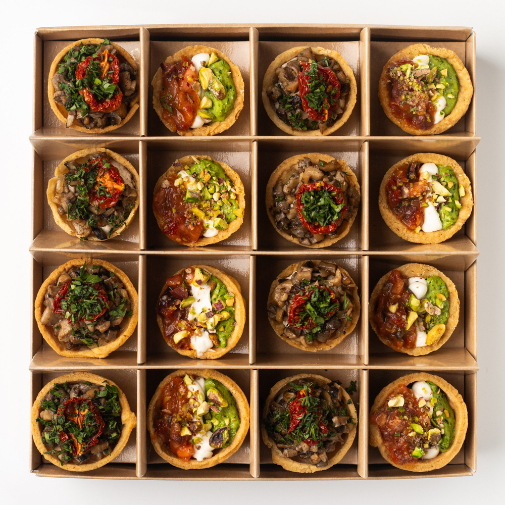 Бокс тарталеток с грибным дюкселем и сальсой