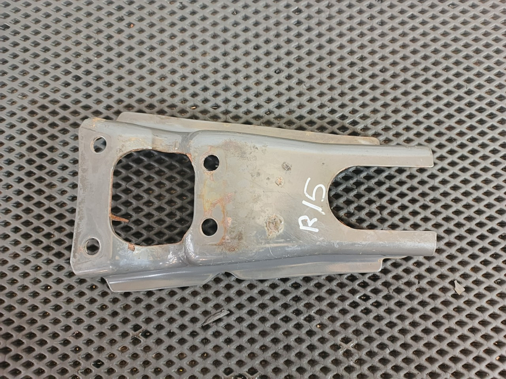 Кронштейн амортизатора переднего